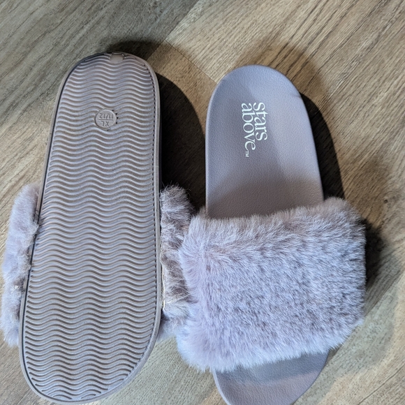 Stars Above Women's Fuzzy Lilac Slippers - Picture 1 of 2